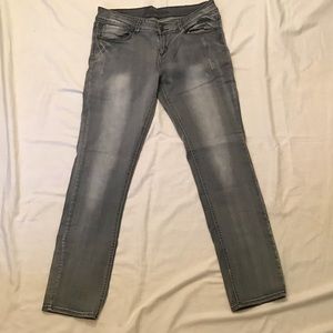 Delia’s “Jayden” gray lightly distress jean 15/16R